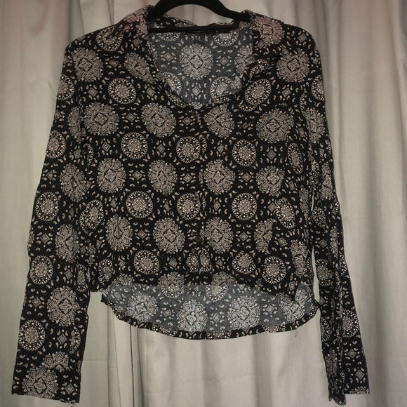 Ivory and black medallion crop shirt - Picture 1 of 2